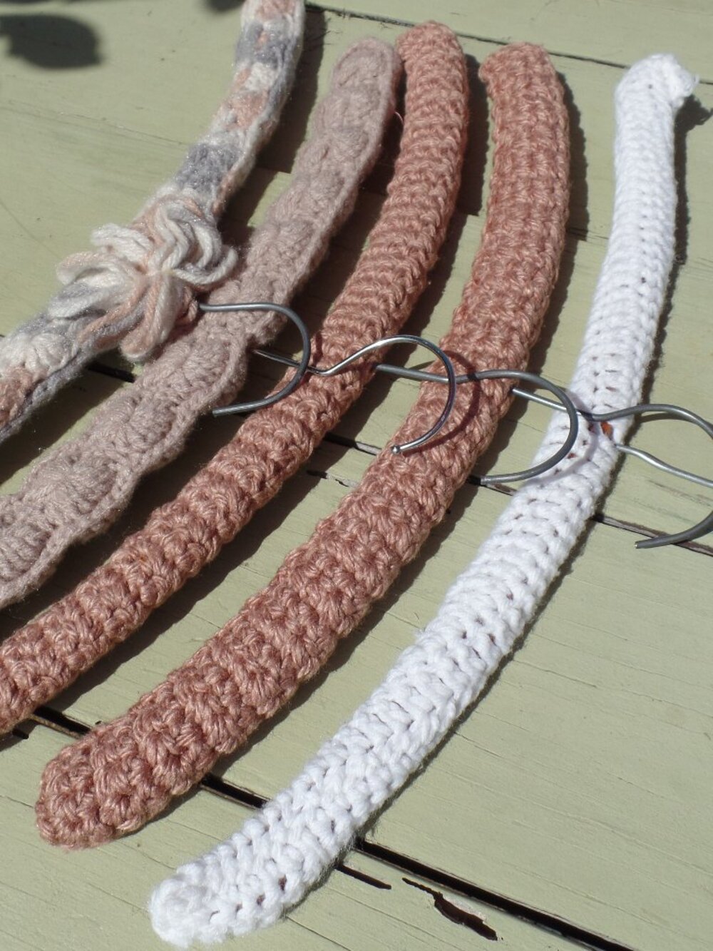 Vintage Hand Crocheted Hangers SET of 5 BLUSH & 1 WHITE - Picture 3 of 5